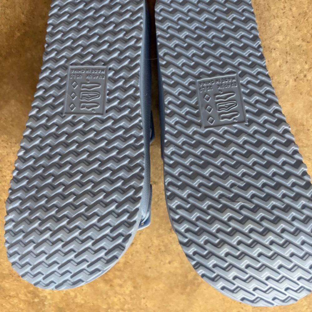 Slip ons - Picture 2 of 3